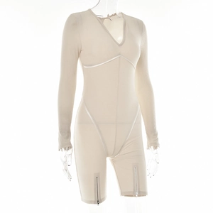 Détail du body beige à col en V avec texture côtelée et liserés blancs décoratifs