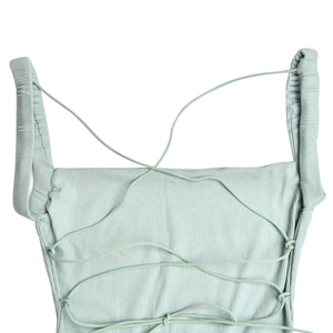 Détail d'une robe en maille vert clair avec encolure carrée et lacets croisés complexes