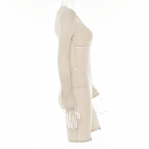 Détail du body en maille côtelée kaki avec liserés blancs contrastants et zip latéral