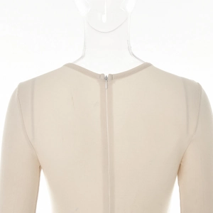 Détail du dos d'un body beige avec fermeture éclair invisible et texture en maille côtelée