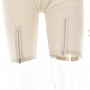 Détail du short en maille côtelée beige avec fermetures éclair argentées latérales