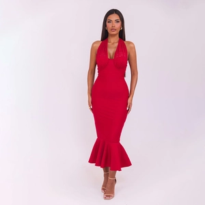 Détail de la robe rouge à col licou avec ourlet à volants et corsage texturé élégant