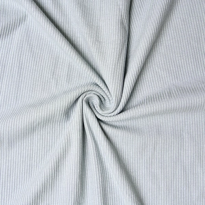 Détail macro du tissu en maille côtelée gris argenté pour une robe longue d'été dos nu