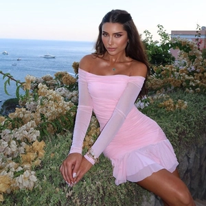 Robe rose à manches longues et épaules dénudées avec détails froncés et volants
