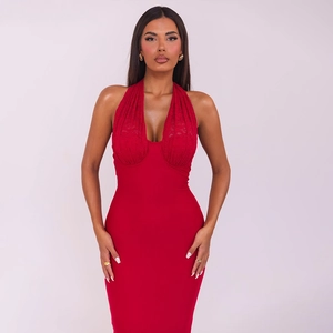 Détail de la robe licou rouge avec patchwork de dentelle complexe sur la poitrine