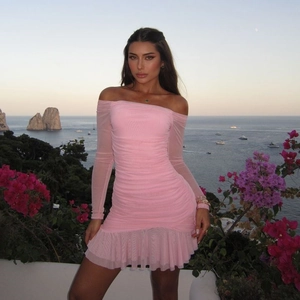 Robe courte rose à épaules dénudées et manches longues froncées avec volant au coucher du soleil
