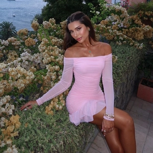 Robe courte rose à manches longues et épaules dénudées avec détails plissés