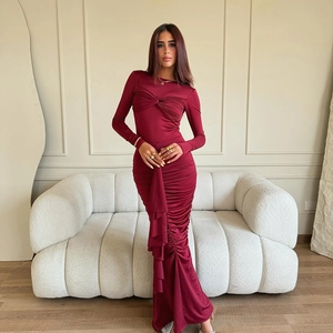 Détail du décolleté torsadé et des fronces sur la robe bordeaux à manches longues
