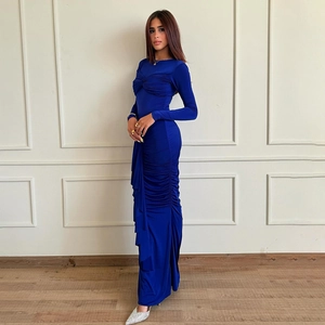 Détail de la robe bleu roi montrant le nœud croisé et la coupe ajustée froncée