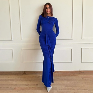 Détail du plissé bleu royal et de la matière en maille extensible de la robe longue