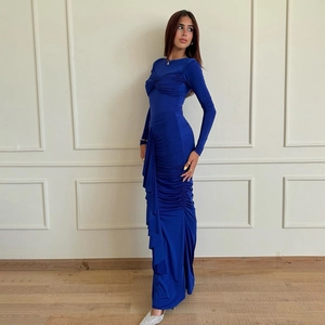 Robe longue bleu roi à manches longues avec détails froncés et coupe moulante