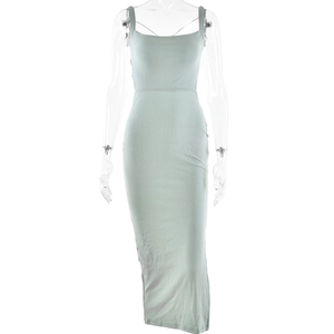 Robe longue moulante vert menthe clair en maille côtelée avec de fines bretelles et col carré