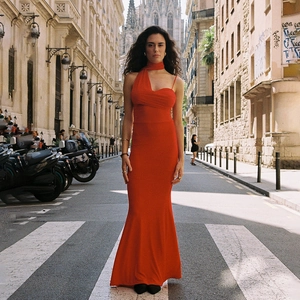 Détail de robe longue rouge dos nu avec ruban de cou et bretelles asymétriques