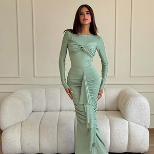 Robe longue moulante vert clair avec fronces, manches longues et détails de volants