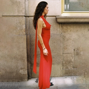 Détail d'une robe rouge sans manches à licou avec de longs rubans élégants