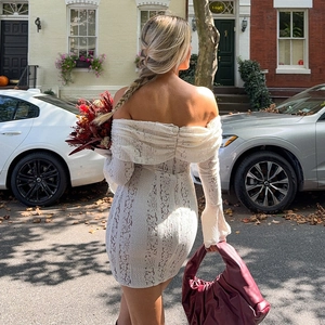 Robe courte élégante en dentelle blanche épaules dénudées avec longues manches évasées