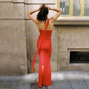 Robe longue élégante en maille rouge dos nu avec licou et longs rubans fluides