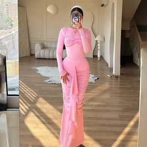 Robe longue moulante rose élégante à manches longues avec volants et design de buste noué