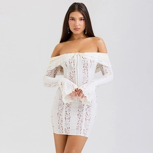 Détail d'une robe en dentelle blanche avec col bardot et décoration de nœud élégant