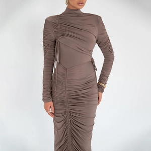 Robe midi froncée à manches longues marron avec détails de cordon et col montant chic
