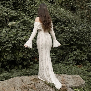Elegante abito lungo in pizzo bianco con spalle scoperte e maniche lunghe a campana
