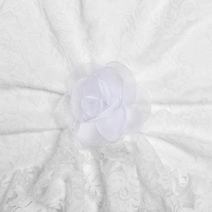 Gros plan sur broderie dentelle blanche élégante avec détails de fleurs en 3D