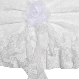 Gros plan sur un tissu en dentelle blanche avec une rose en relief et des volants