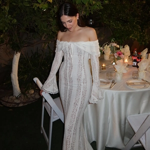 Dettaglio in pizzo floreale bianco con elegante scollo a barca e polsini a campana svasati