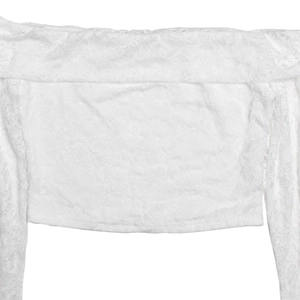 Détail de la texture en dentelle florale sur le haut court blanc à épaules dénudées