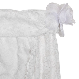 Détail macro de la dentelle blanche complexe et fleur 3D faite main sur l'épaule de la robe