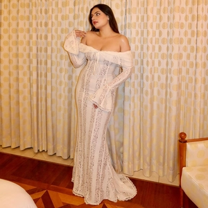 Dettaglio della manica in pizzo floreale con spalle scoperte e trama di vestito a sirena avorio