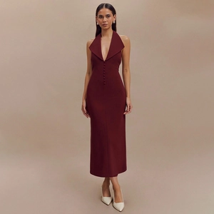 Détail de la robe maxi bordeaux avec décolleté en V profond et boutons recouverts chics