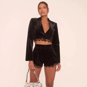Damen Samt-Zweiteiler in Schwarz mit Spitzen-Kurzblazer und High-Waist-Shorts Set