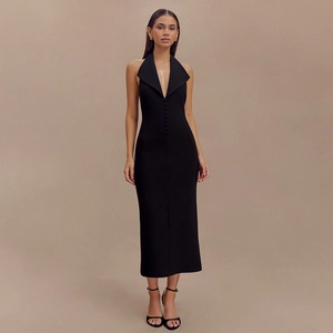Détail de la robe licou noire avec col en V à revers et boutons décoratifs sur le devant