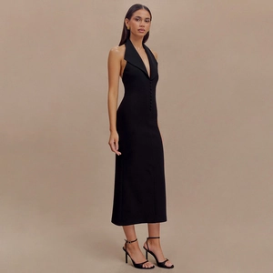 Détail de la robe licou noire avec col blazer et boutons élégants pour un style chic
