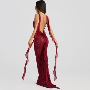 Détail de la robe de soirée en dentelle bordeaux avec dos nu et accents floraux délicats