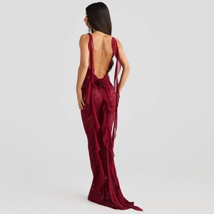 Détail arrière de la robe en dentelle bordeaux avec fleur 3D et rubans en mousseline