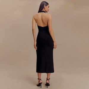 Détail d'une élégante robe midi noire dos nu avec licou et coupe ajustée sophistiquée