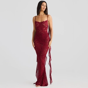 Détail de la dentelle rouge vin et des empiècements en mousseline sur la robe longue