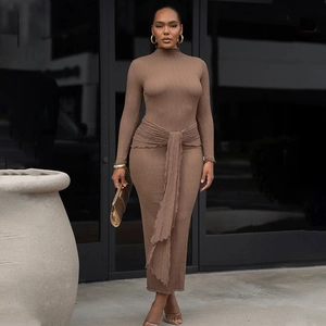 Robe longue marron chic à manches longues avec tissu texturé et détail de lien noué