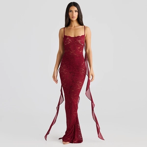Robe longue élégante en dentelle rouge foncé avec fines bretelles et dos nu fleuri