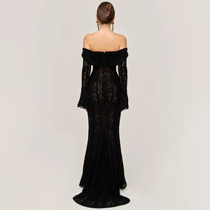 Dettaglio dell'elegante abito da sera nero in pizzo floreale con strascico e spalle scoperte