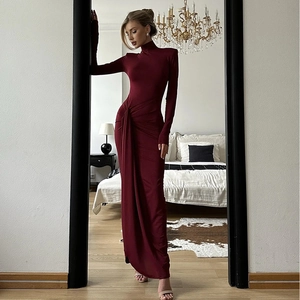 Dettaglio del nodo a torsione e dell'elegante arricciatura su questo abito lungo bordeaux