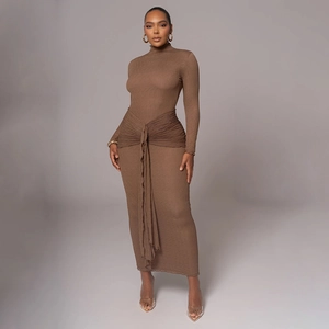 Détail de la robe longue marron à manches longues avec nœud drapé et texture plissée