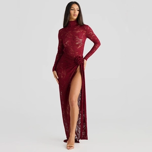 Détails de dentelle bordeaux sur robe de soirée ajustée avec fente latérale haute