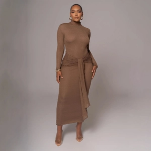 Détail d'une robe marron à manches longues avec nœuds à la taille et tissu plissé