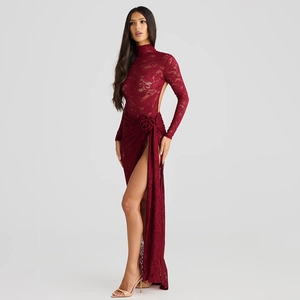 Détail d'une robe en dentelle bordeaux avec dos nu et fente haute avec une rose à la taille