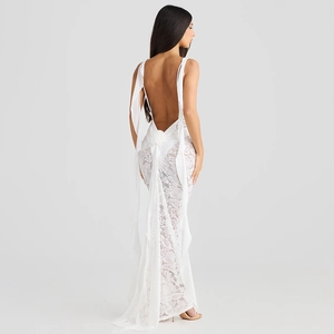 Vue détaillée d'une robe en dentelle blanche avec dos nu et broderies florales de luxe