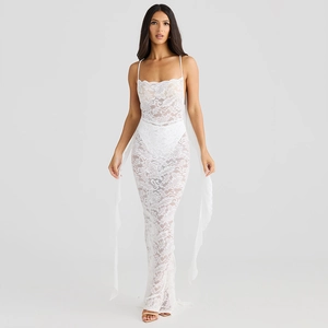 Détail de la robe en dentelle blanche avec texture florale et rubans délicats