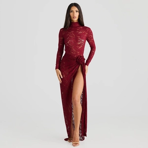 Détail de la robe en dentelle bordeaux avec broderie florale et fente latérale haute